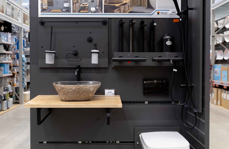 Expoziție de baie cu lavoar, robinete, cap de duș și toaletă