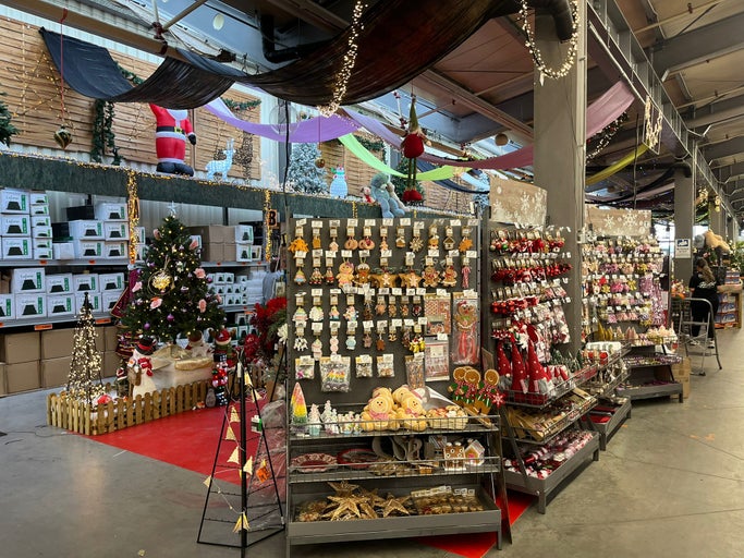 O zonă de vânzare în magazinul de bricolaj Hornbach cu decorațiuni de Crăciun, pomi de Crăciun și articole decorative