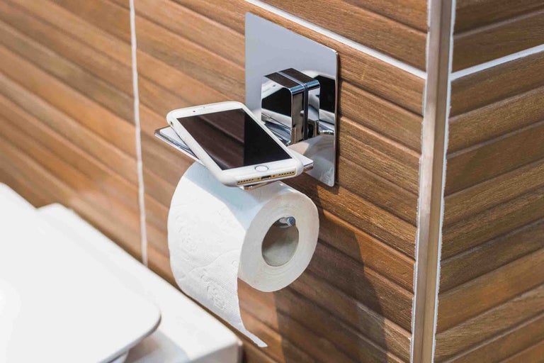 Suport metalic pentru hârtie igienică cu raft și rolă de hârtie igienică plus smartphone