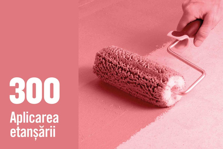 O mână ține o rolă de vopsea în timp ce aplică material de etanșare pe o suprafață.