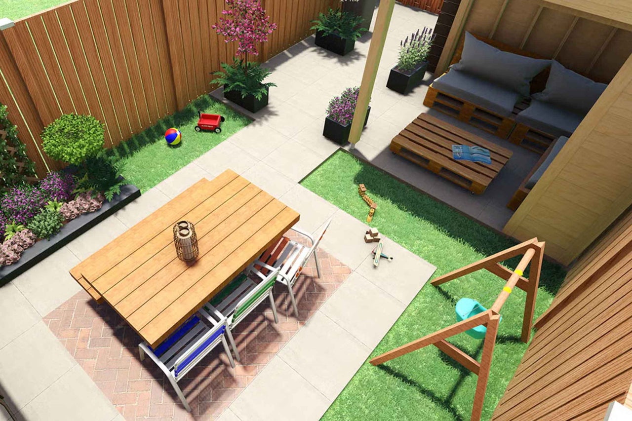 Grădină luminoasă, organizată, cu masă din lemn, mobilier din paleți, dale de terasă, gazon și garduri din lemn.