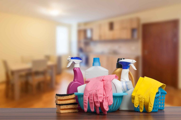 Detergenți, bureți și mănuși de cauciuc într-un apartament