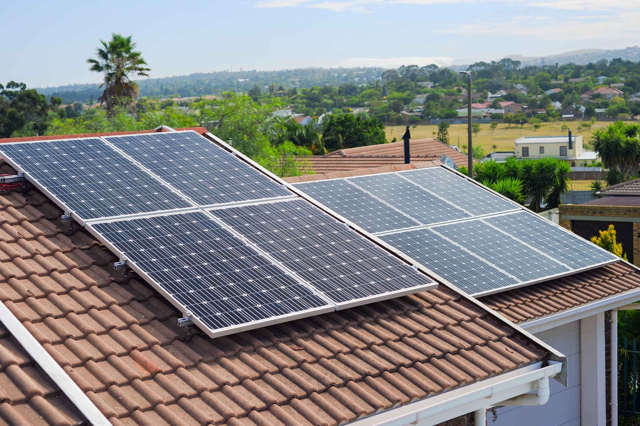 Panouri solare pe un acoperiș de casă pentru generarea de energie electrică