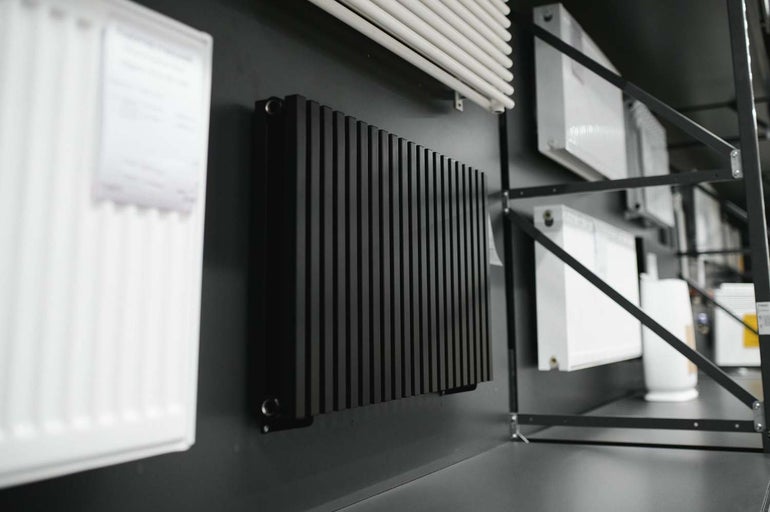 Radiator negru pe un perete