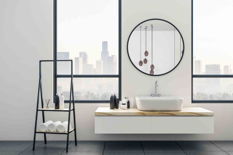 Baie modernă cu lavoar, oglindă și raft