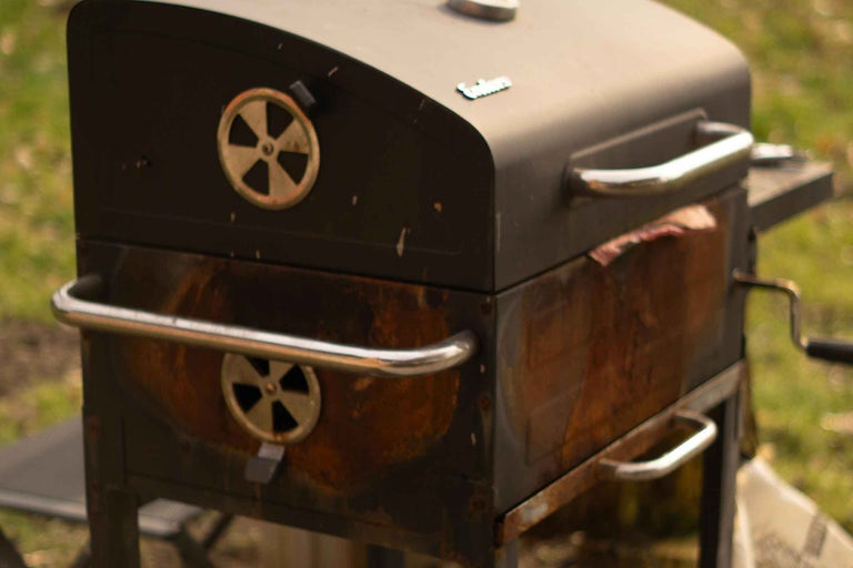 Grătar pe cărbune cu glisiere de ventilație și mânere