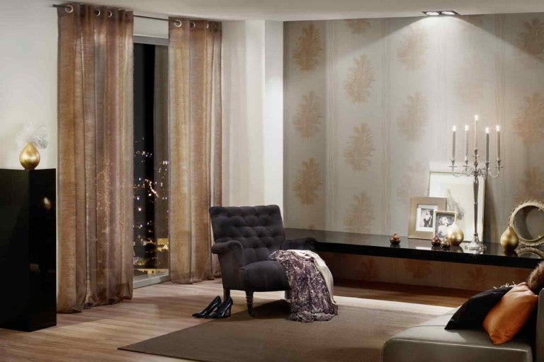 Cameră de zi cu perdele, fotoliu și decorațiuni pentru o ambianță confortabilă