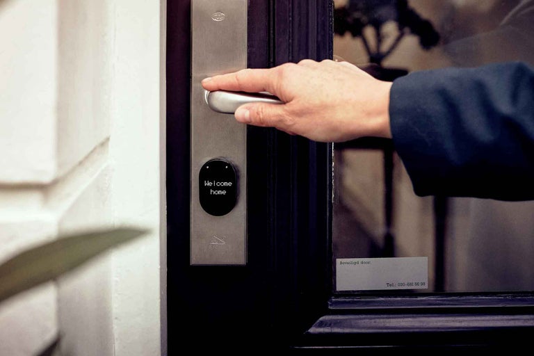 Mână deschizând ușa cu încuietoare digitală