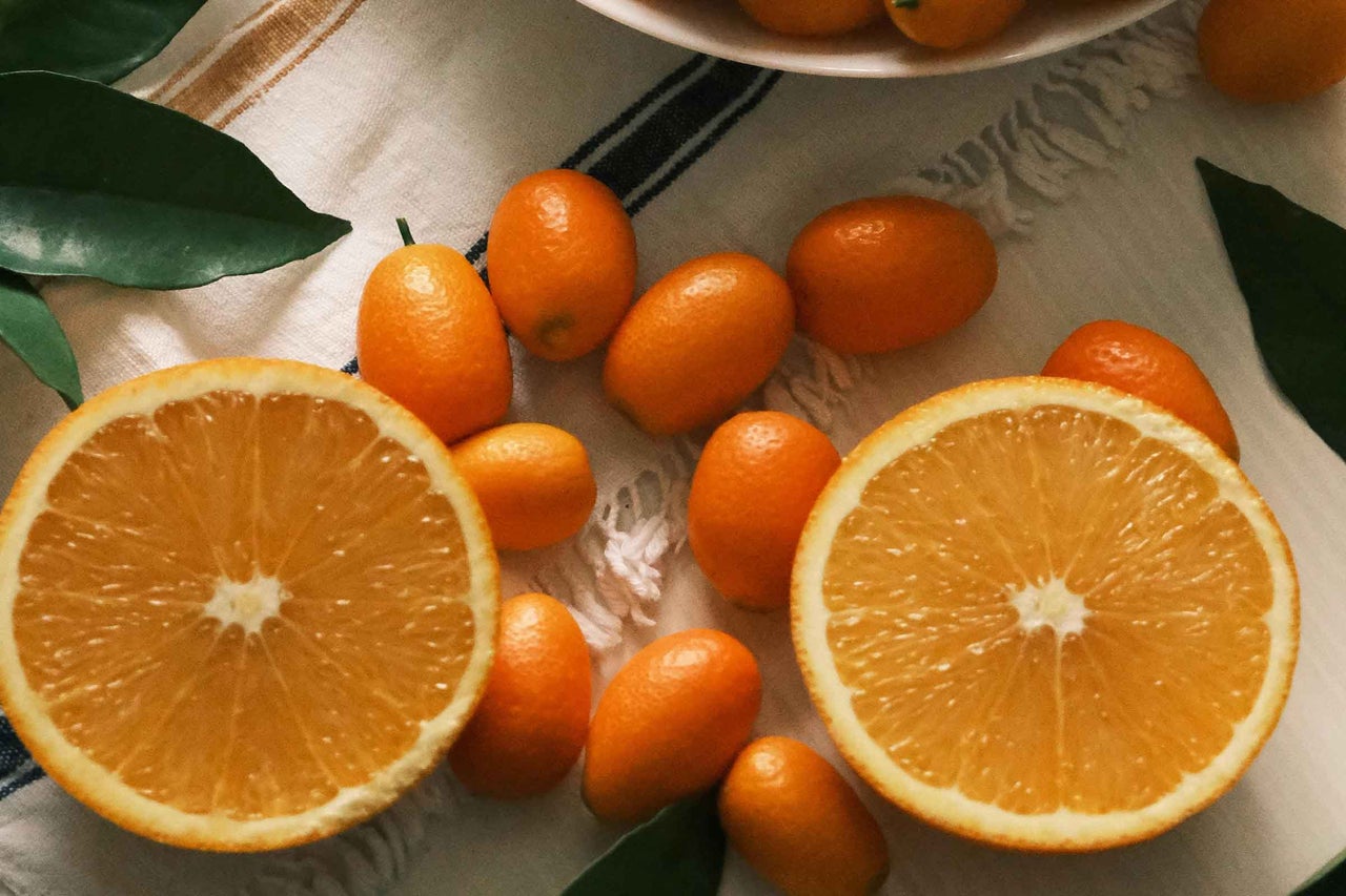 Cumquat și felii de portocale pe o cârpă