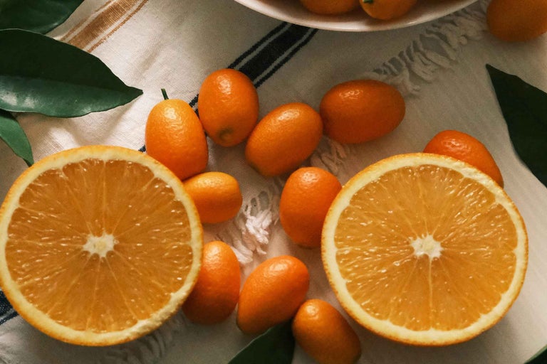 Cumquat și felii de portocale pe o cârpă