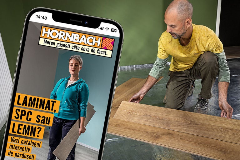 Un meșter montează o podea, în timp ce pe un smartphone este afișat catalogul interactiv de pardoseli Hornbach.