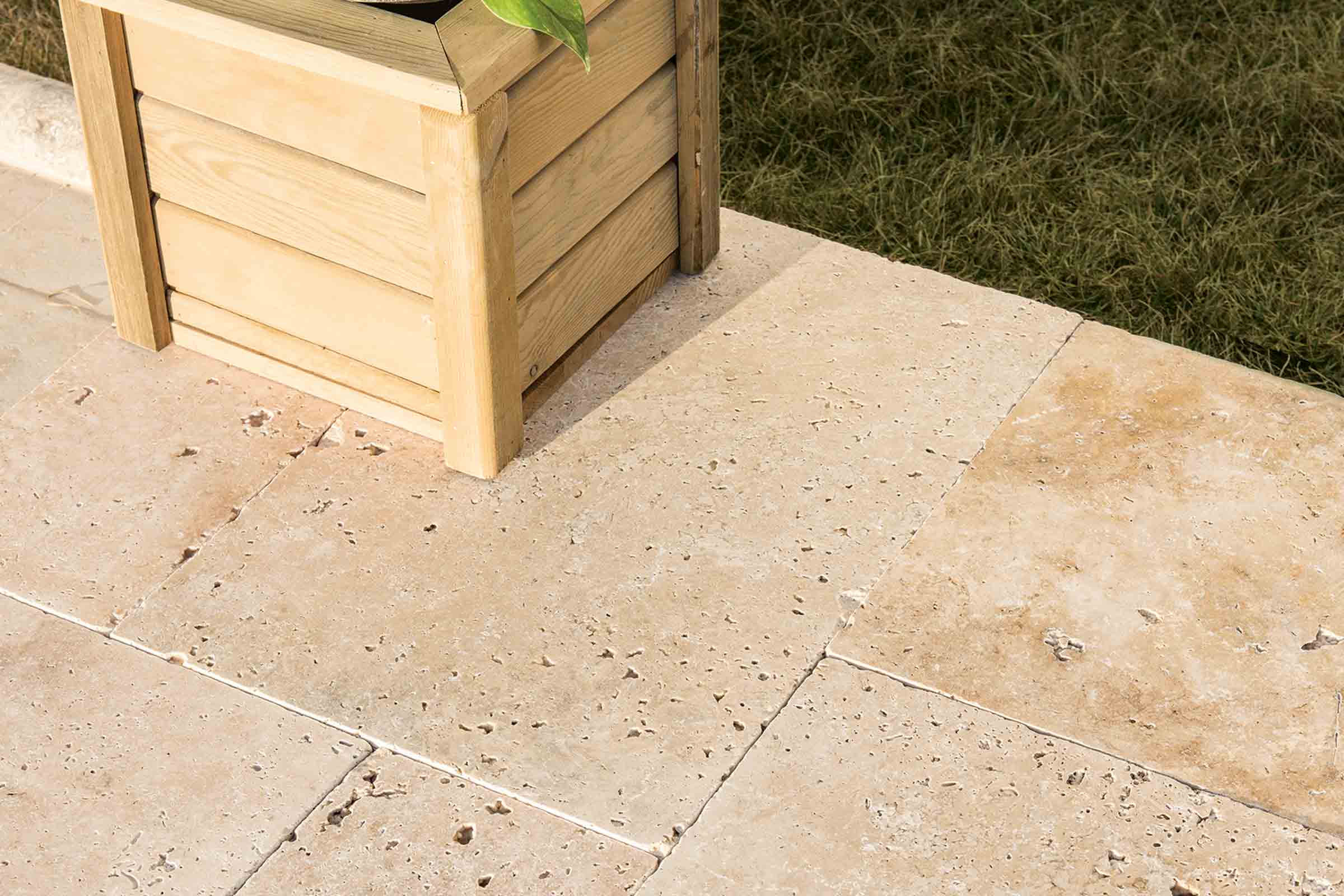 Jardinieră pătrată din lemn pe plăci de terasă