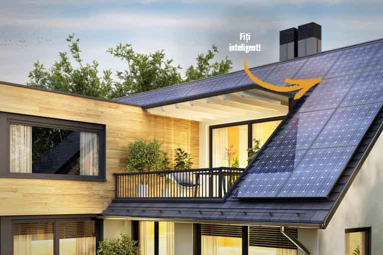 Casă modernă cu fațadă din lemn și panouri solare pe acoperiș