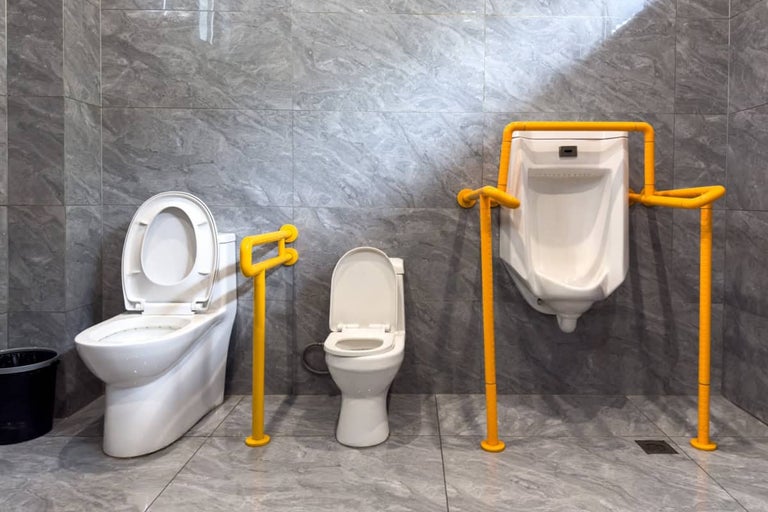 Baie accesibilă cu toalete și pisoar cu bare de sprijin