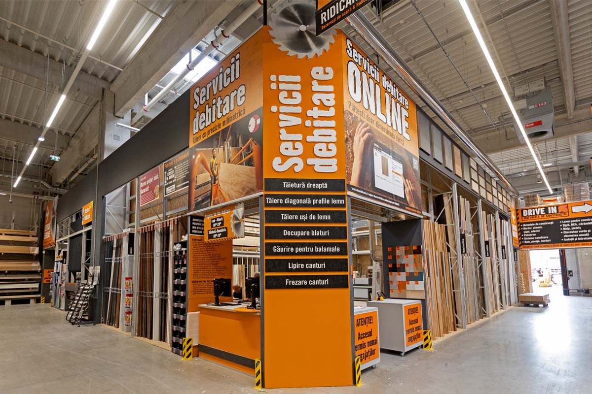 Zona de servicii de debitare Hornbach cu diverse produse din lemn