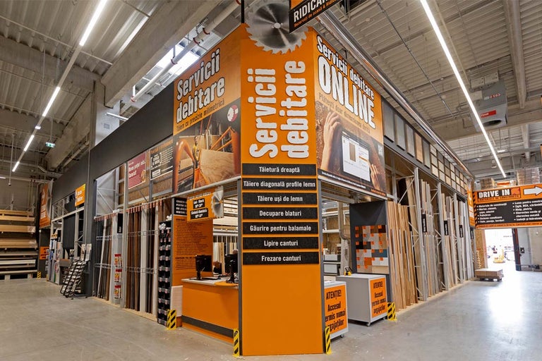 Zona de servicii de debitare Hornbach cu diverse produse din lemn