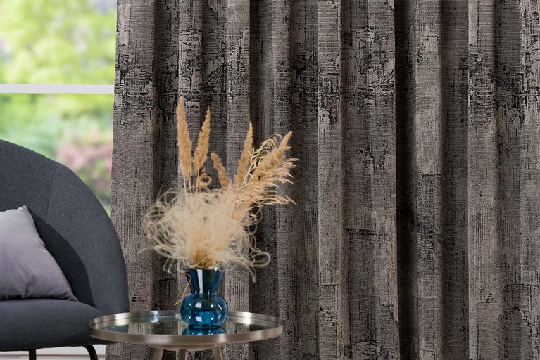 Cortină decorativă cu model abstract în camera de zi