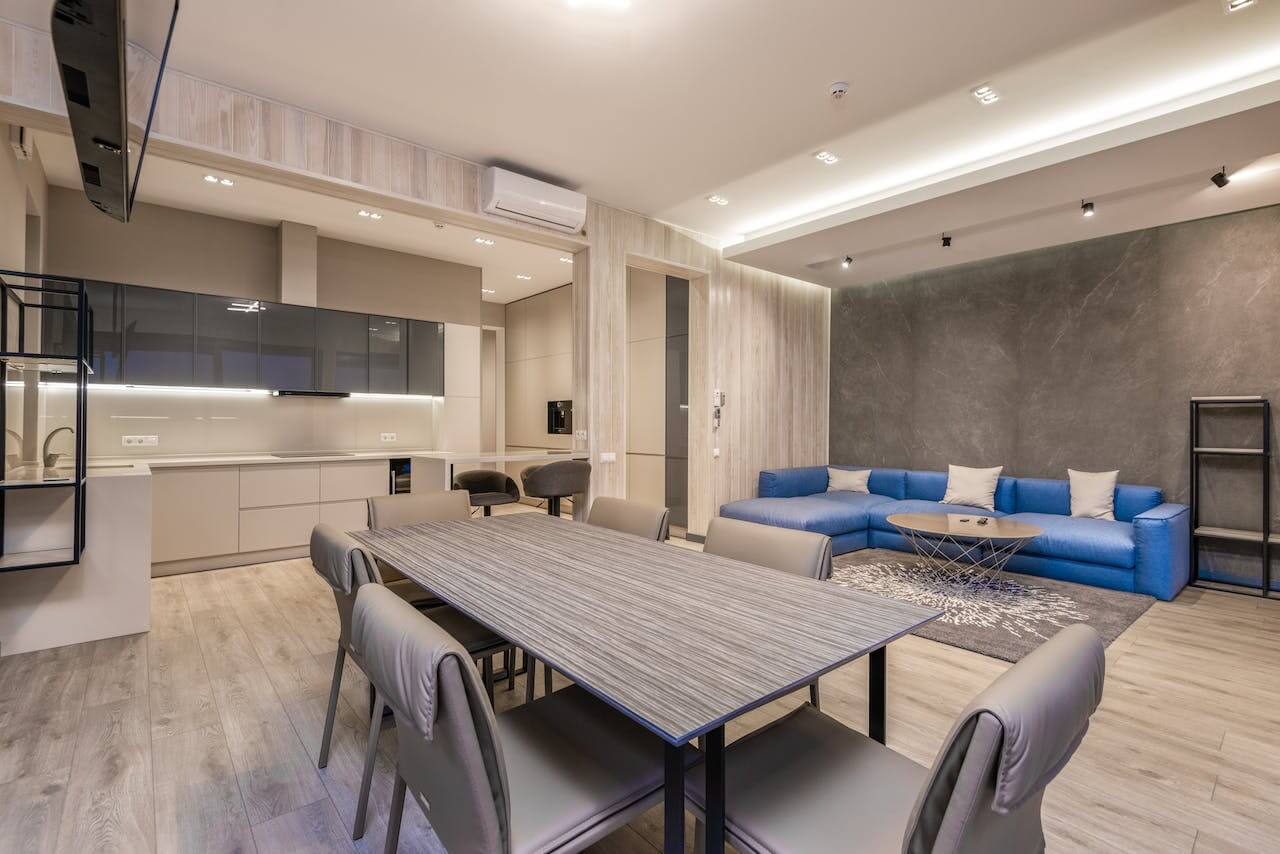 Living luminos cu masă, scaune, canapea și chicinetă