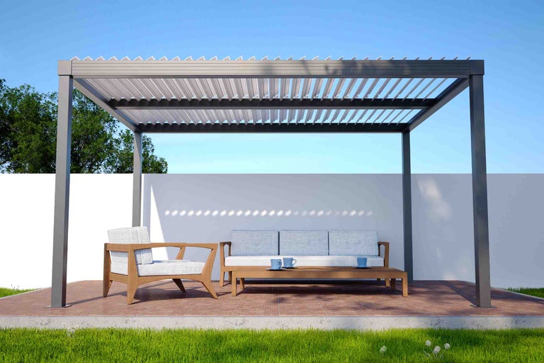 Pergolă gri închis cu acoperiș cu lamele peste mobilier de grădină din lemn pe o terasă pavată.