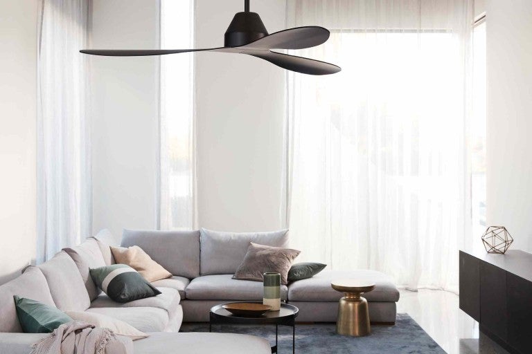 Ventilator de tavan într-un living cu canapea de colț și ferestre