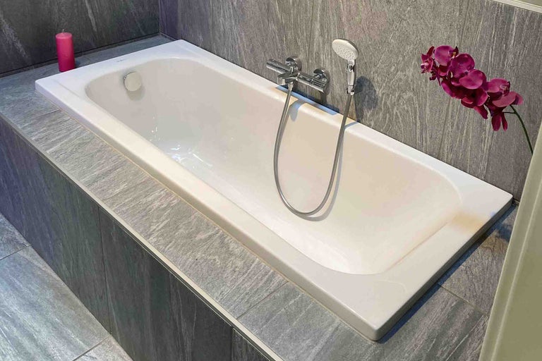 Cadă încorporată cu robinet și duș de mână în baie