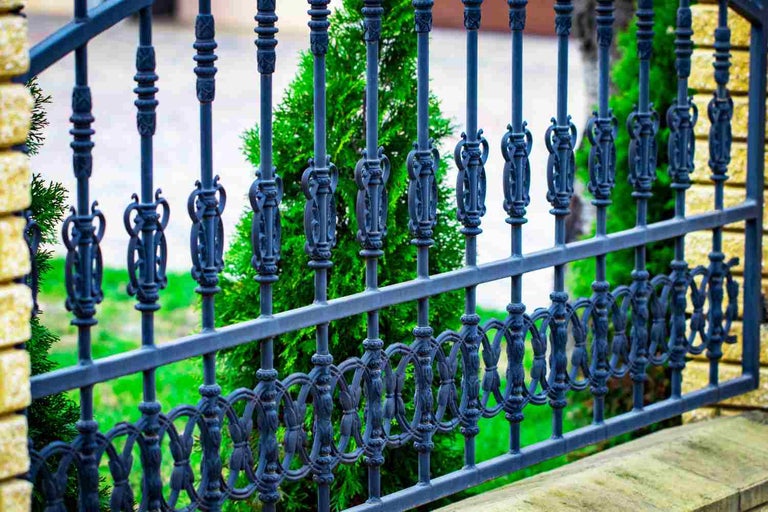 Prim-plan al unui gard decorativ de grădină din metal