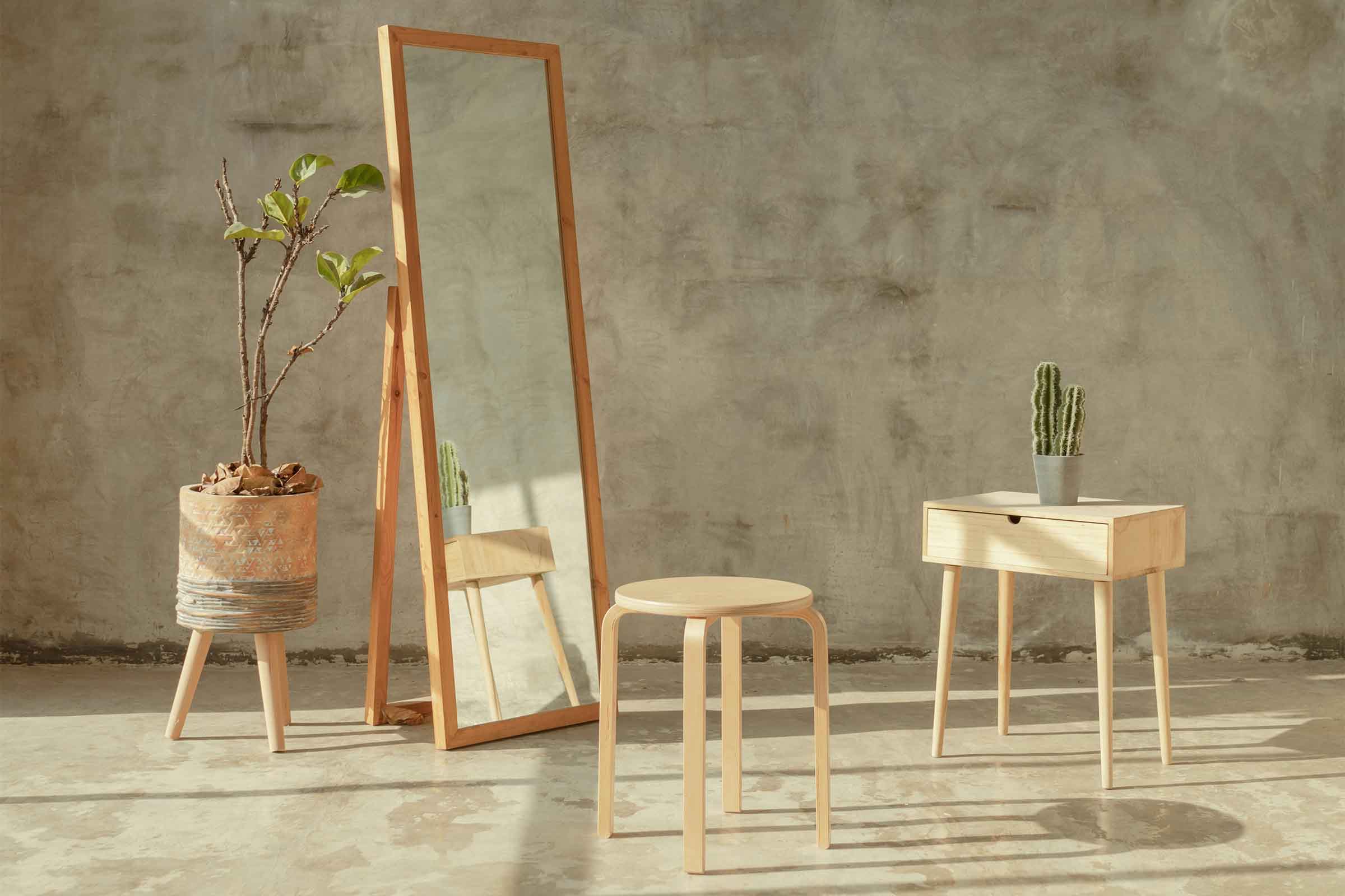 Scenă decorativă cu oglindă, taburet, măsuță laterală și plantă