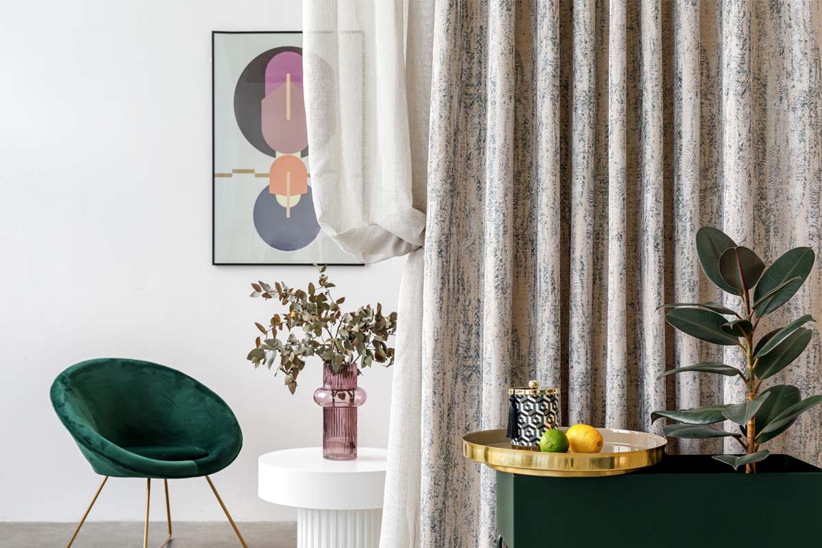 Living cu perdele, fotoliu, masă și plante de interior pentru o atmosferă confortabilă