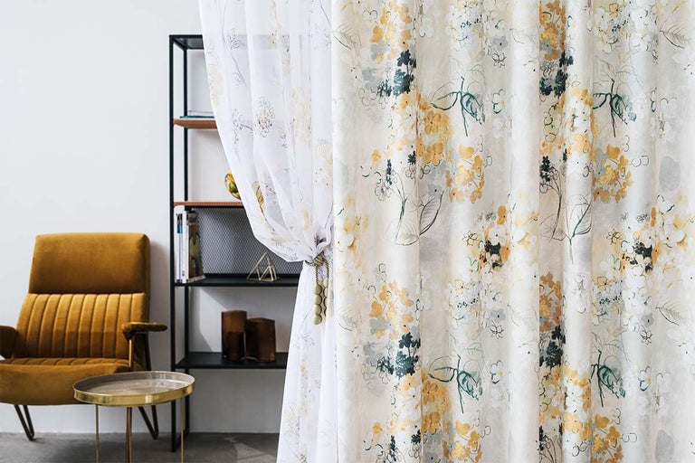 Perdea decorativă cu model floral într-un living