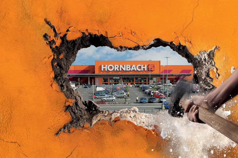 Ilustrație: mâini lovind cu un ciocan într-un perete, prin care este vizibil un magazin Hornbach