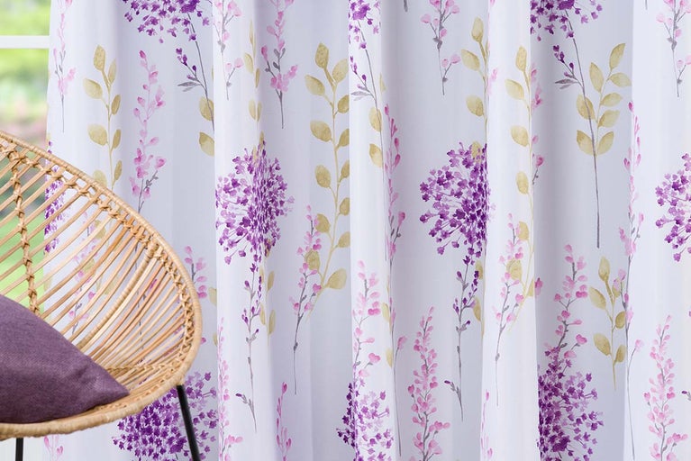 Cortină cu model floral și fotoliu