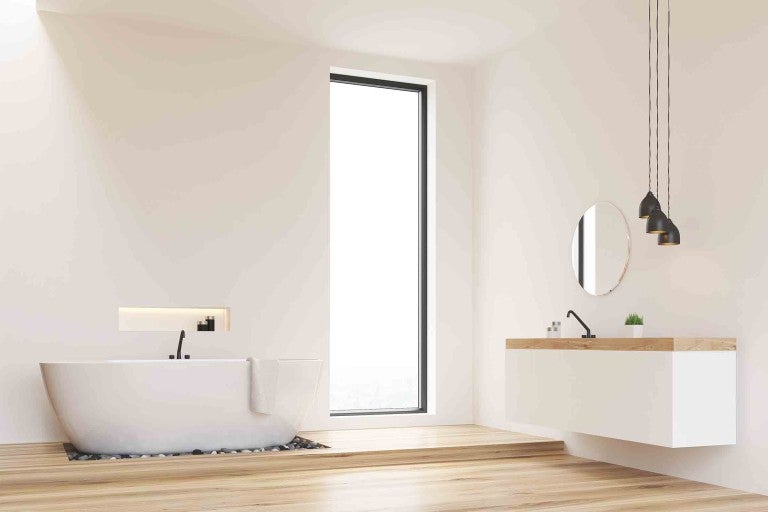 Baie luminoasă cu cadă, lavoar și fereastră mare