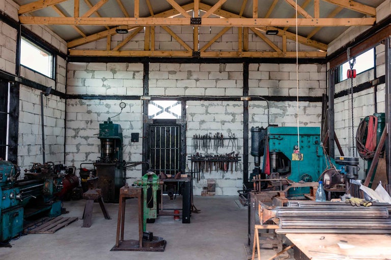 Interior de atelier cu unelte și mașini