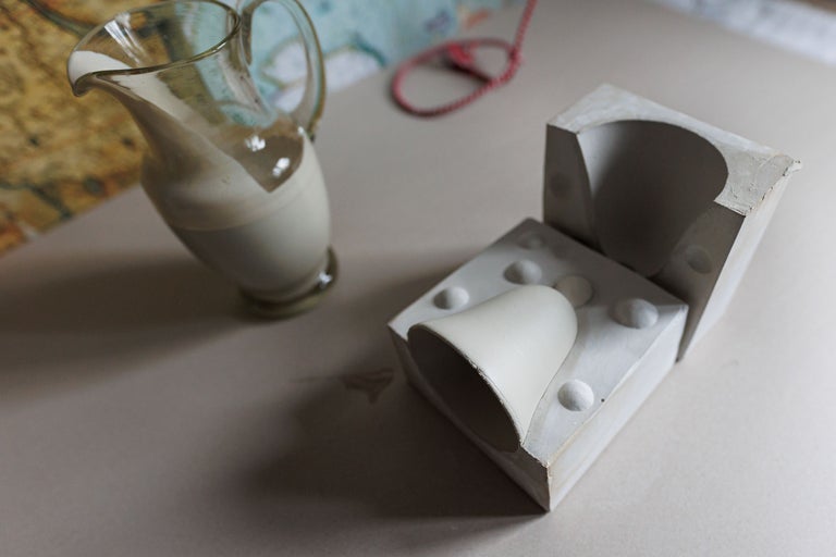 Carafă din sticlă și matriță din gips în două părți pentru fabricarea produselor ceramice