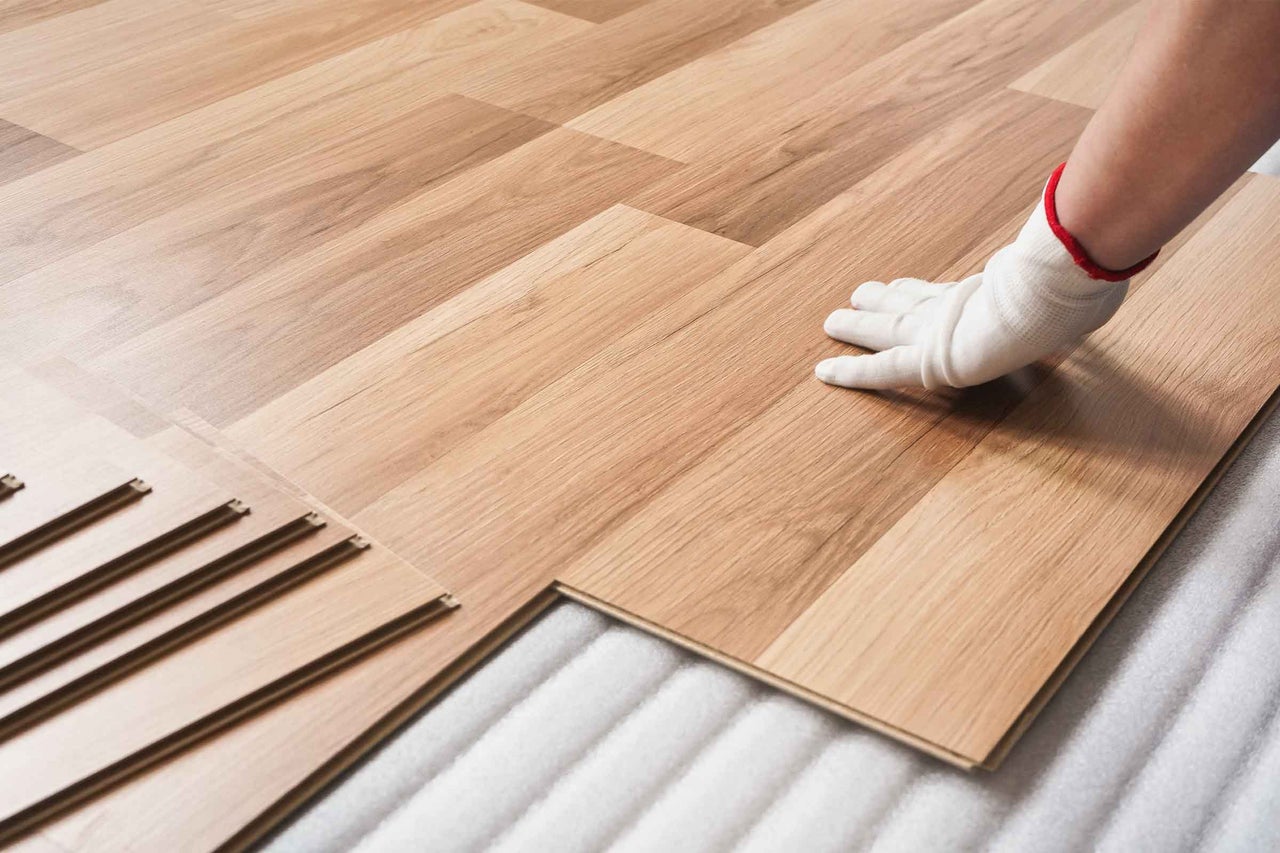 Montarea pardoselii laminate cu mănuși pe suport izolator