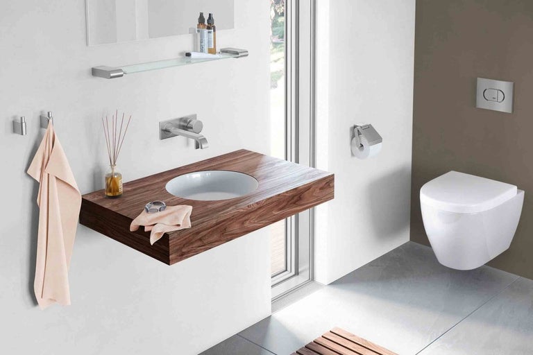 Baie modernă cu lavoar din lemn și toaletă suspendată
