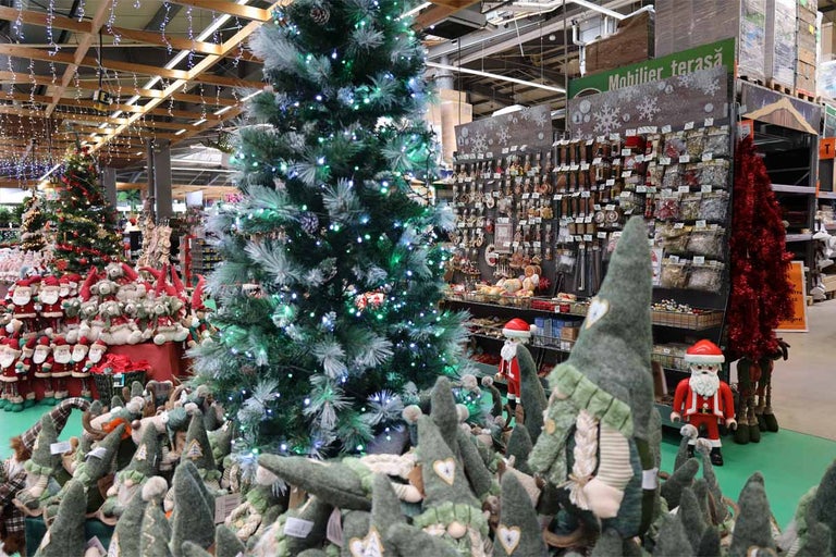 Decorațiuni de Crăciun în magazinul Hornbach, inclusiv brazi de Crăciun, figurine Moș Crăciun și pitici