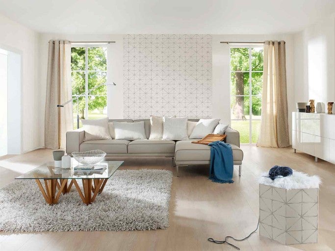 Living cu canapea, măsuță de cafea, covor și elemente decorative pentru un ambient modern