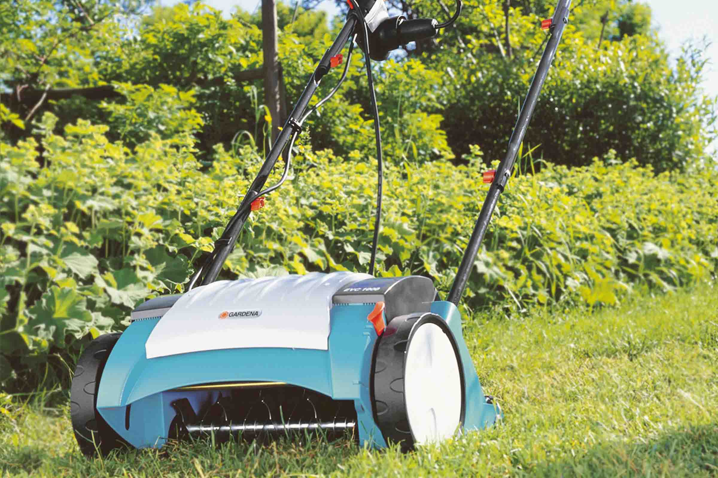 Aerator electric Gardena folosit pe un gazon.