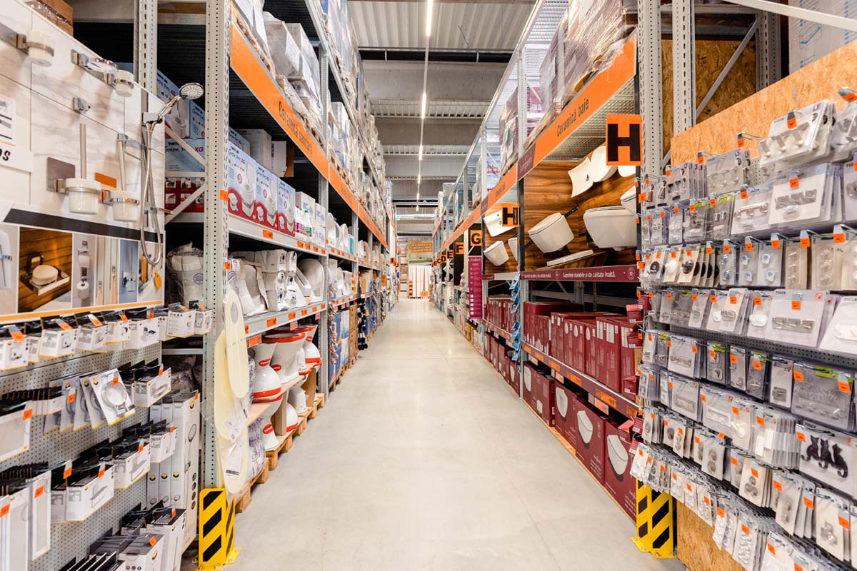 Alee într-un magazin Hornbach cu articole sanitare, cum ar fi toalete și accesorii