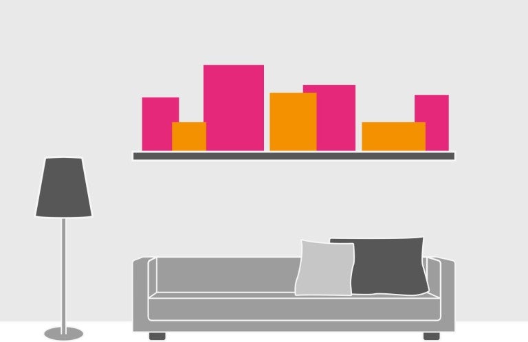 Ilustrație a unui living cu canapea, lampadar și bibliotecă