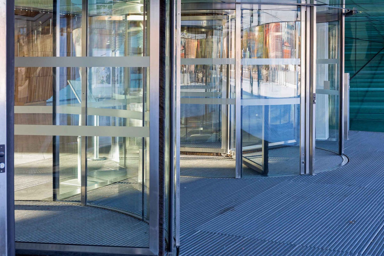 Ușă rotativă din sticlă și metal