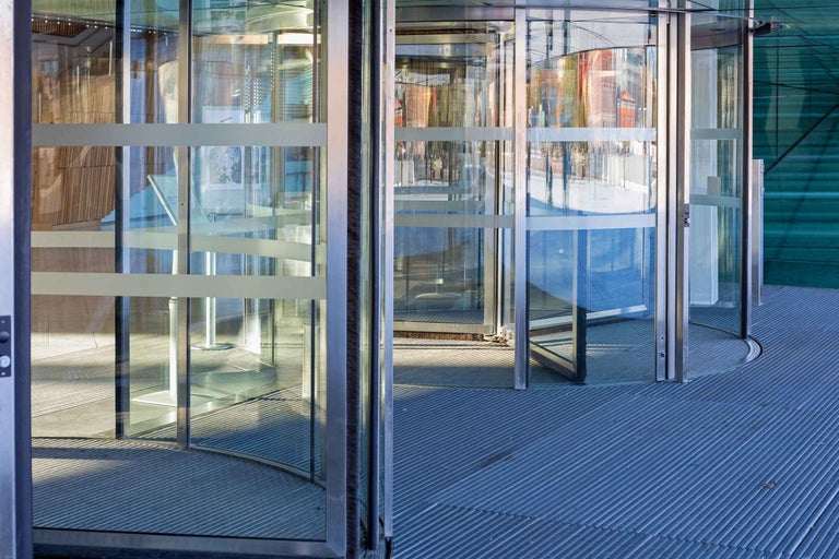 Ușă rotativă din sticlă și metal