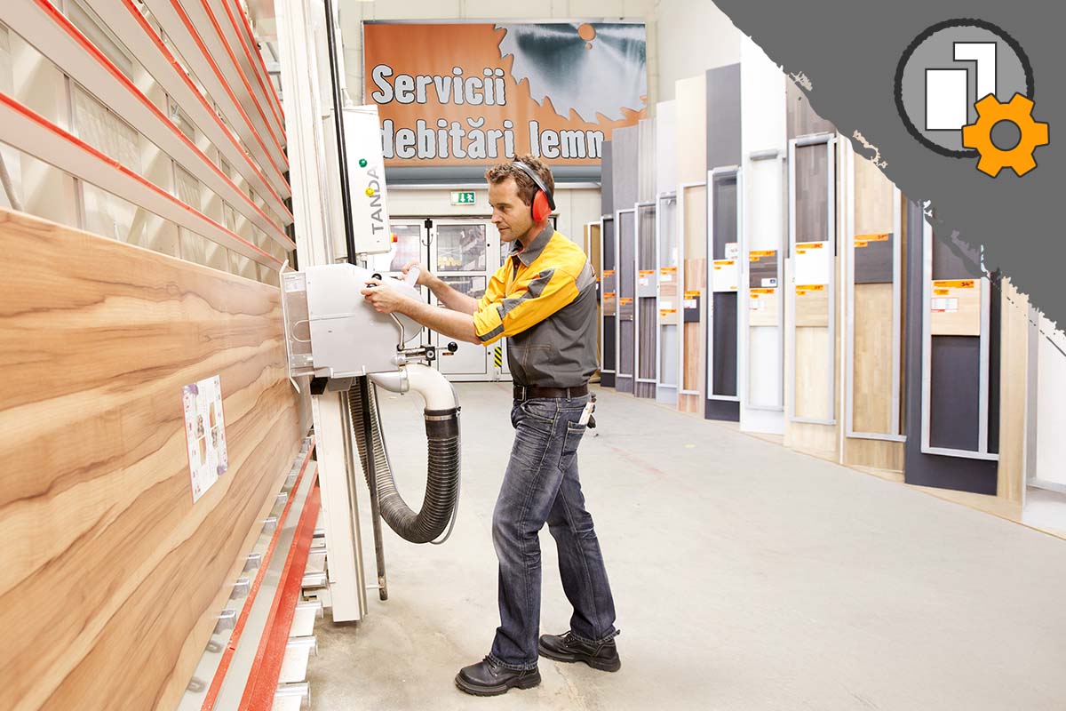 Un bărbat operează un ferăstrău vertical pentru tăierea materialelor lemnoase în magazinul Hornbach.