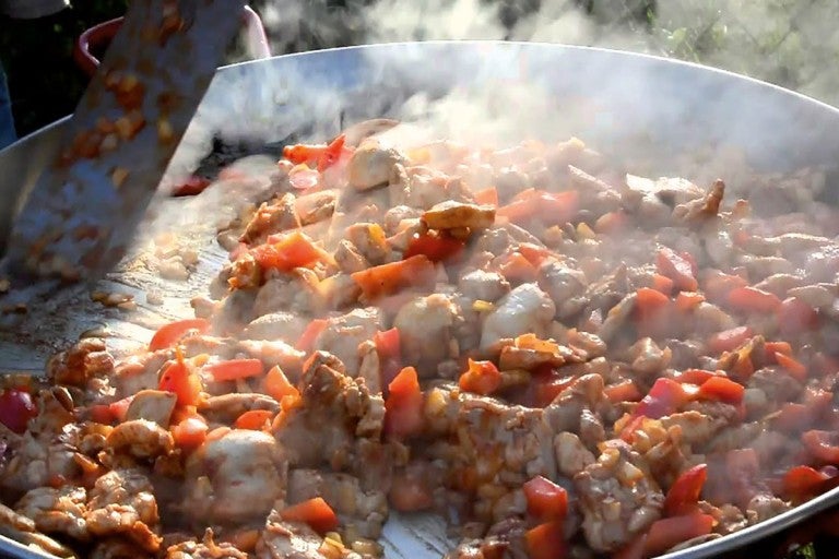 Paella este pregătită în aer liber