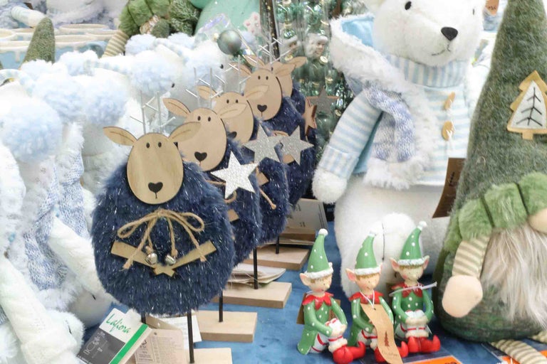 Decoratiune de Craciun cu figurine reni din plus si lemn, figurine spiridusi si un urs polar de plus ca decoratiune festiva de iarna.
