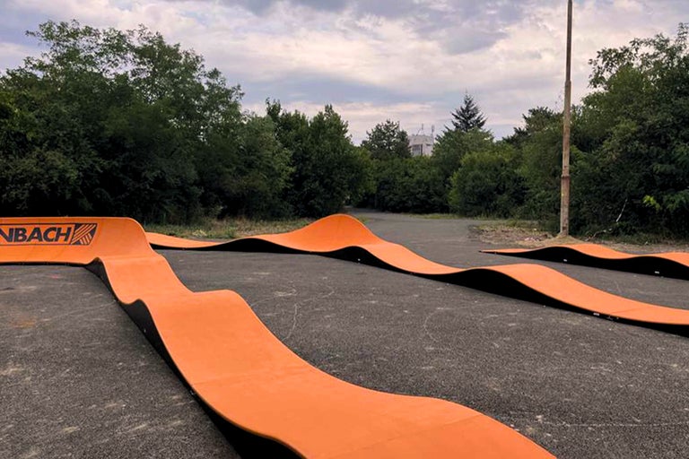 Instalație de pumptrack în aer liber