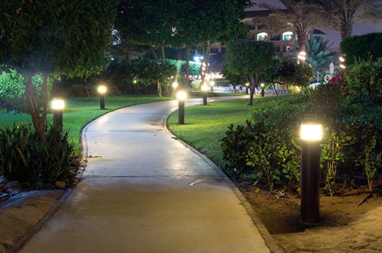 Alee de grădină iluminată cu stâlpi de iluminat