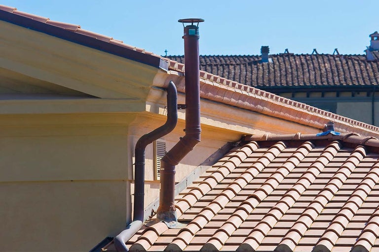 Acoperiș cu țigle, jgheab și coș de fum