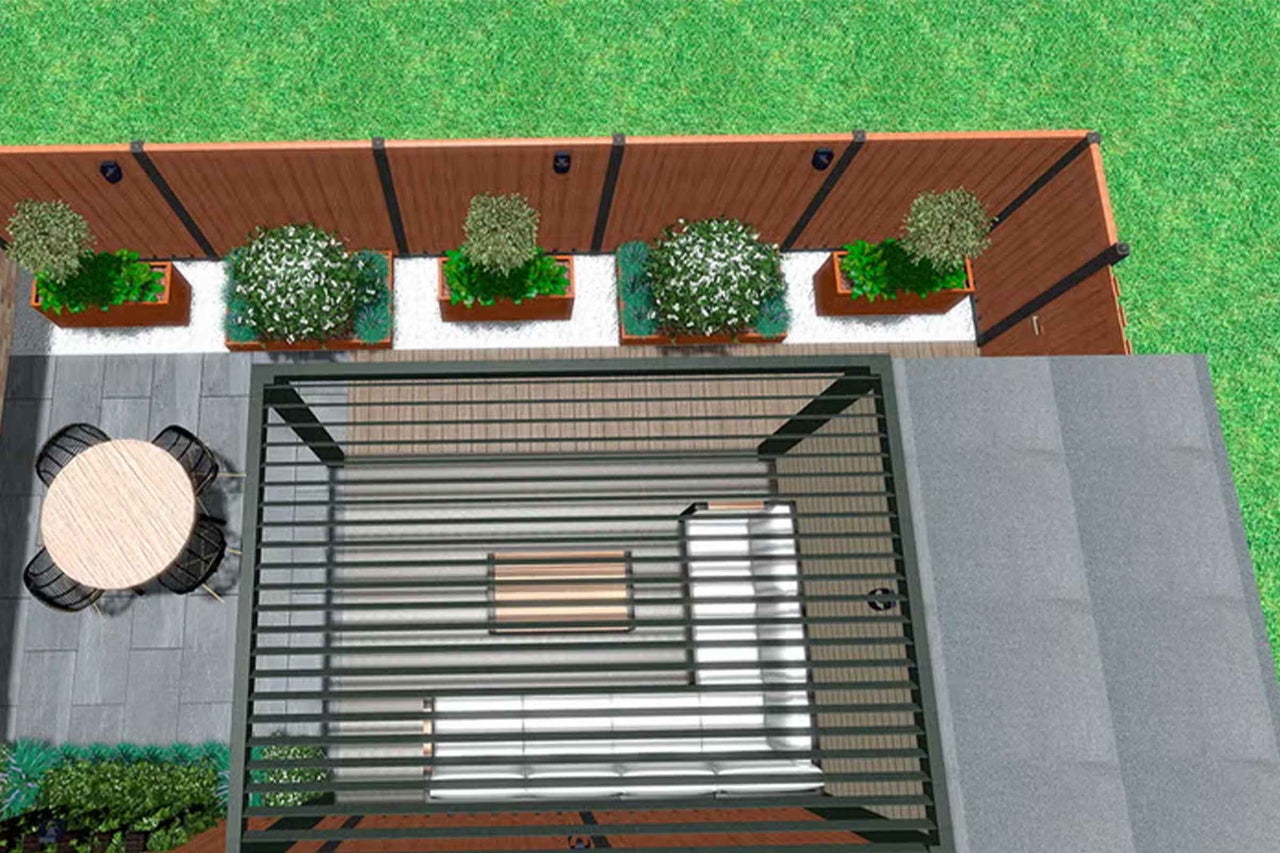 Vedere aeriană a unei grădini cu pergolă închisă deasupra unei zone de relaxare, masă rotundă, plăci gri, gazon verde și gard din lemn.